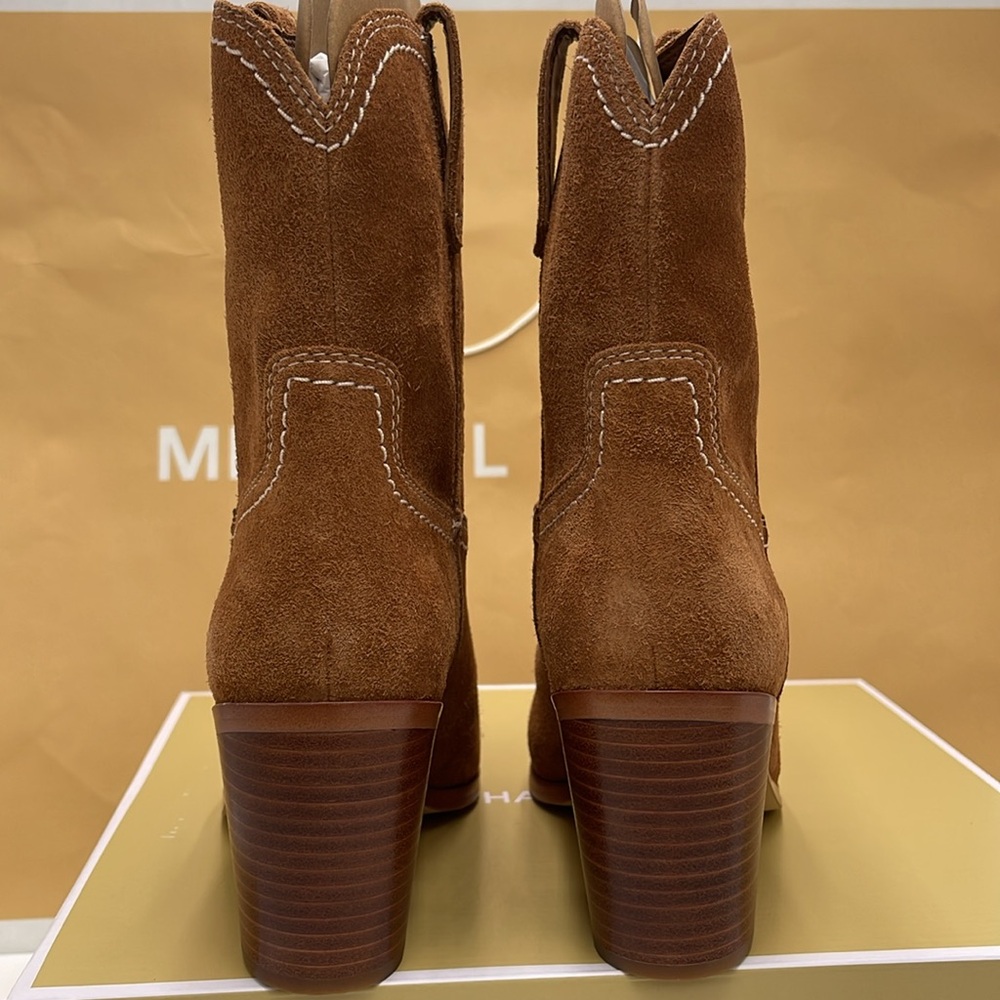 Michael Kors WAVERLY HEELED BOOTIE JUNGLE SUEDE
49F4WVME6S
LUGGAGE - Picture 13 of 16